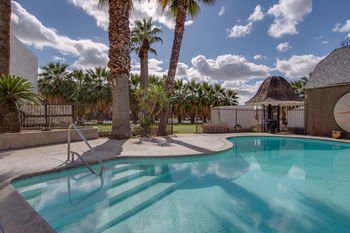 Vagabond Inn Executive - Bakersfield Downtowner Экстерьер фото